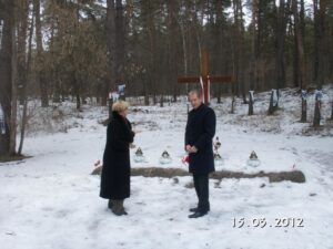 poseł Anna Fotyga i poseł Paweł Arndt złożyli kwiaty i zapalili znicze na mogile ofiar zbrodni sowieckiej w Bykowni